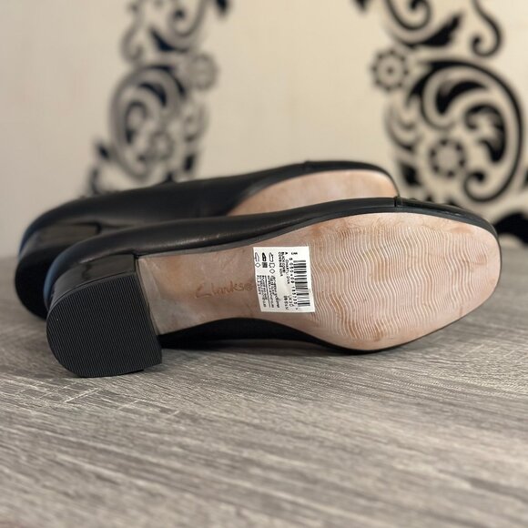 Collection Clark Black Patent Cap Toe Pumps – Size 5.5 | Classic Low Block Heel - Picture 2 of 5